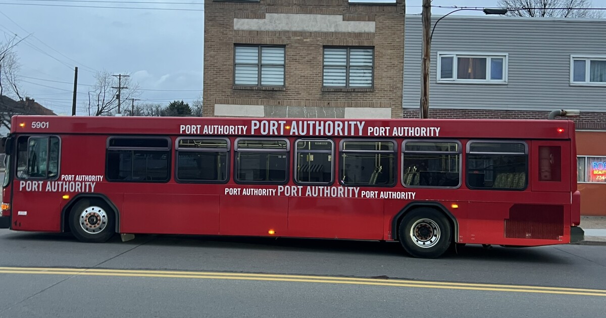 워터 프론트 버스는 피츠버그 지역 대중 교통 일정에 정차합니다