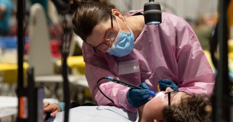 이번 주말 피츠버그 다운타운에서 무료 건강 진료소에서 치과, 시력 및 청력 관리 제공
    


