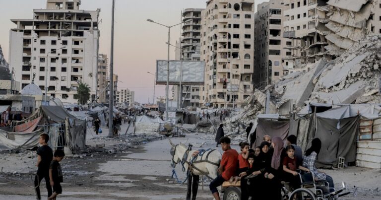 이스라엘과 하마스가 최초의 휴전 협정을 맺었습니다. 그리고 방위군이 시카고 근처에 도착했습니다.
    


