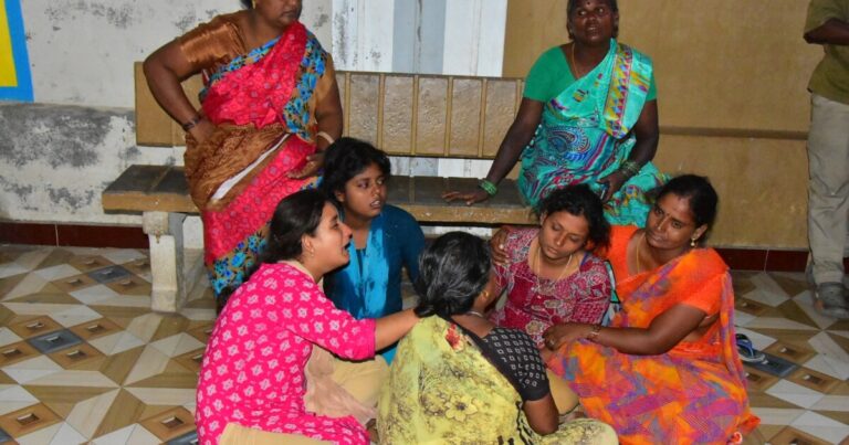 인도 남부의 인기있는 배우 Vijay를위한 정치 집회에서 스탬피드 36, 부상 40
    


