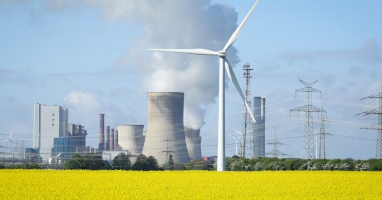 재생에너지가 역사상 처음으로 발전용 석탄을 앞지른다고 보고서가 밝혔습니다.
    


