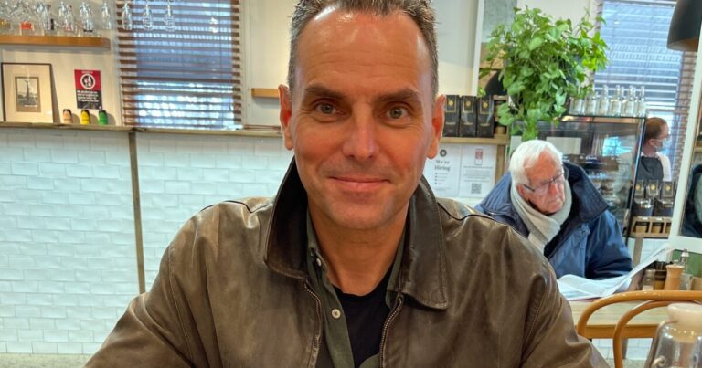 전 해병대, 중국 조종사 훈련 문제로 호주에서 미국으로 송환 반대
    


