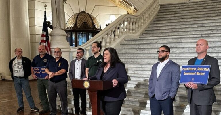 정부 노조는 주와 연방 예산의 난관으로 타격을 입었습니다.
    


