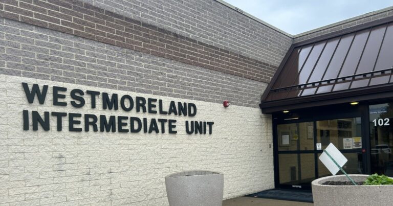 주 예산 난관으로 인해 자금 지원이 지연됨에 따라 Westmoreland 카운티 교육자들에게 해고가 임박했습니다.
    


