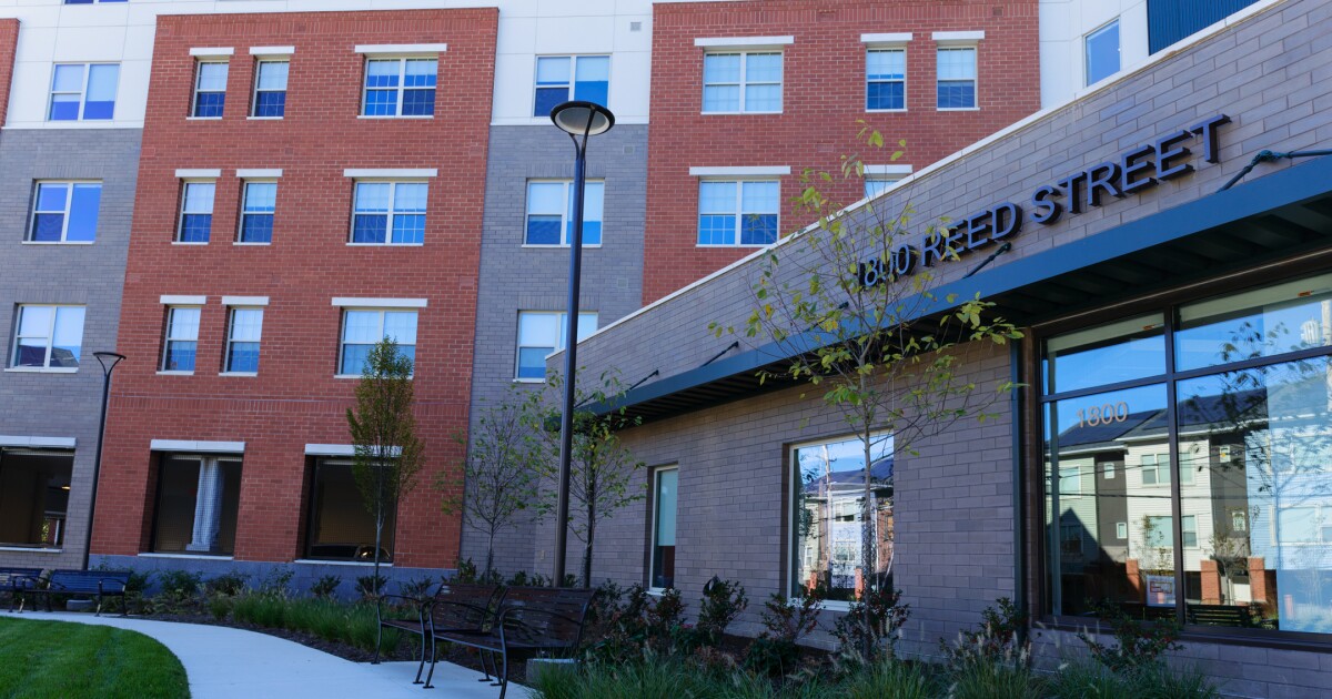 주민들은 피츠버그 힐 지역의 123채의 신규 혼합 소득 아파트를 축하합니다.