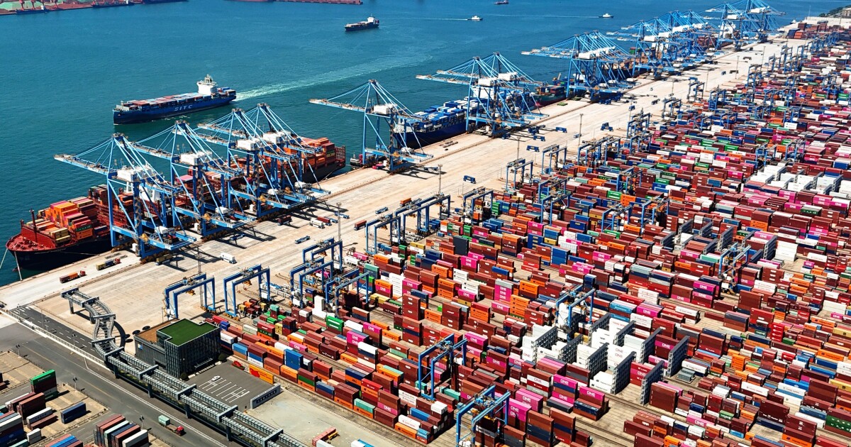 중국, 트럼프의 100% 관세 위협에 단호히 맞서겠다고 다짐