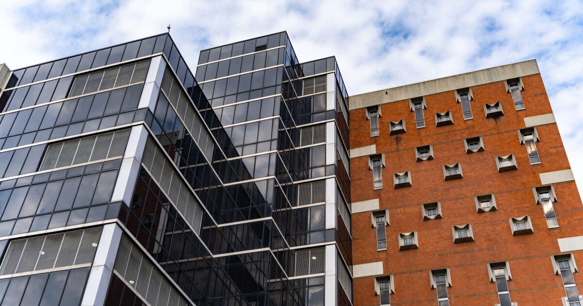 지역 병원, Allegheny County, 수감 환자를위한 다리 족쇄에 동의합니다.