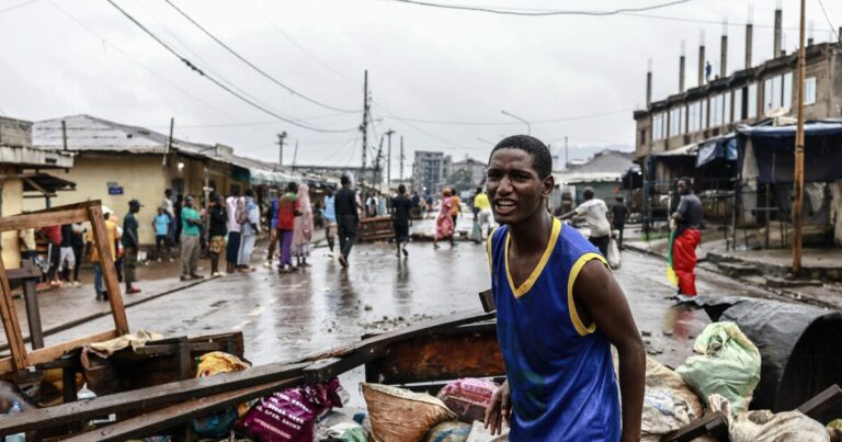 카메룬에서 세계 최고령 지도자가 다시 승리를 주장했습니다.
    


