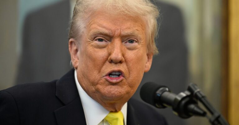 트럼프, CIA가 베네수엘라 내에서 비밀 작전을 수행하고 있다고 확인
    


