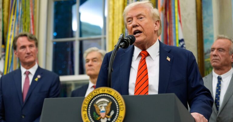 트럼프, 기술 수출 제한, 중국산 수입품에 100% 관세 부과 위협
    


