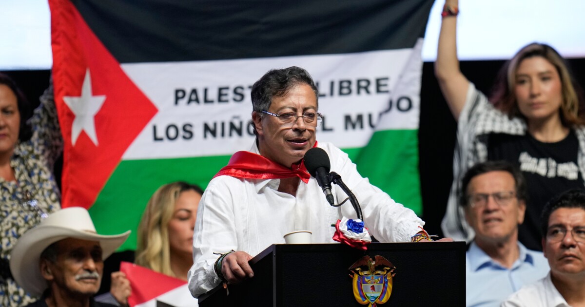 트럼프, 마약 거래 갈등 속에 관세 부과 및 콜롬비아에 대한 미국 지원 중단 발표