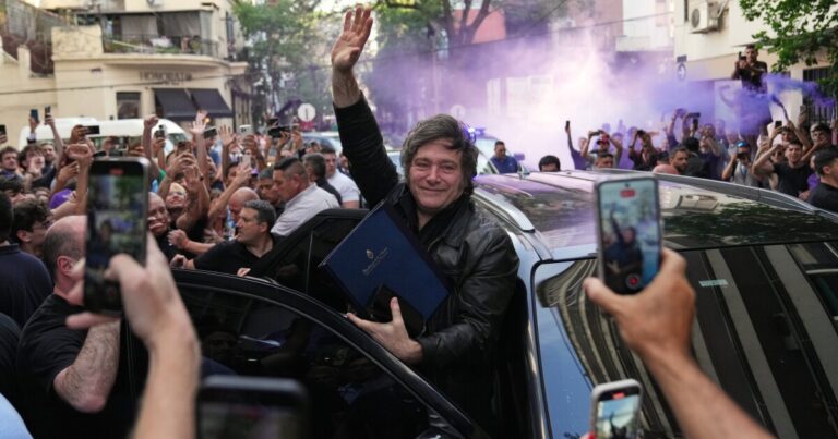 트럼프 측근인 아르헨티나 밀레이 대통령이 중간선거에서 심판을 받게 됐다.
    


