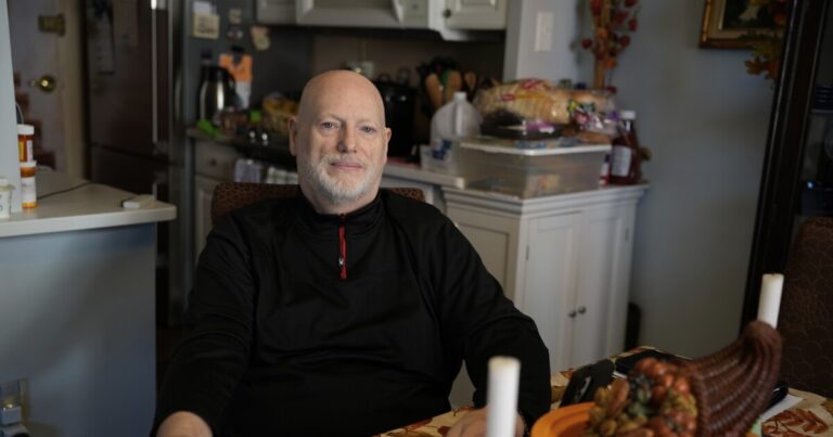 펜실베이니아주가 HIV 지원을 제한함에 따라 일부 환자들은 치솟는 의료비에 직면해 있습니다.
    


