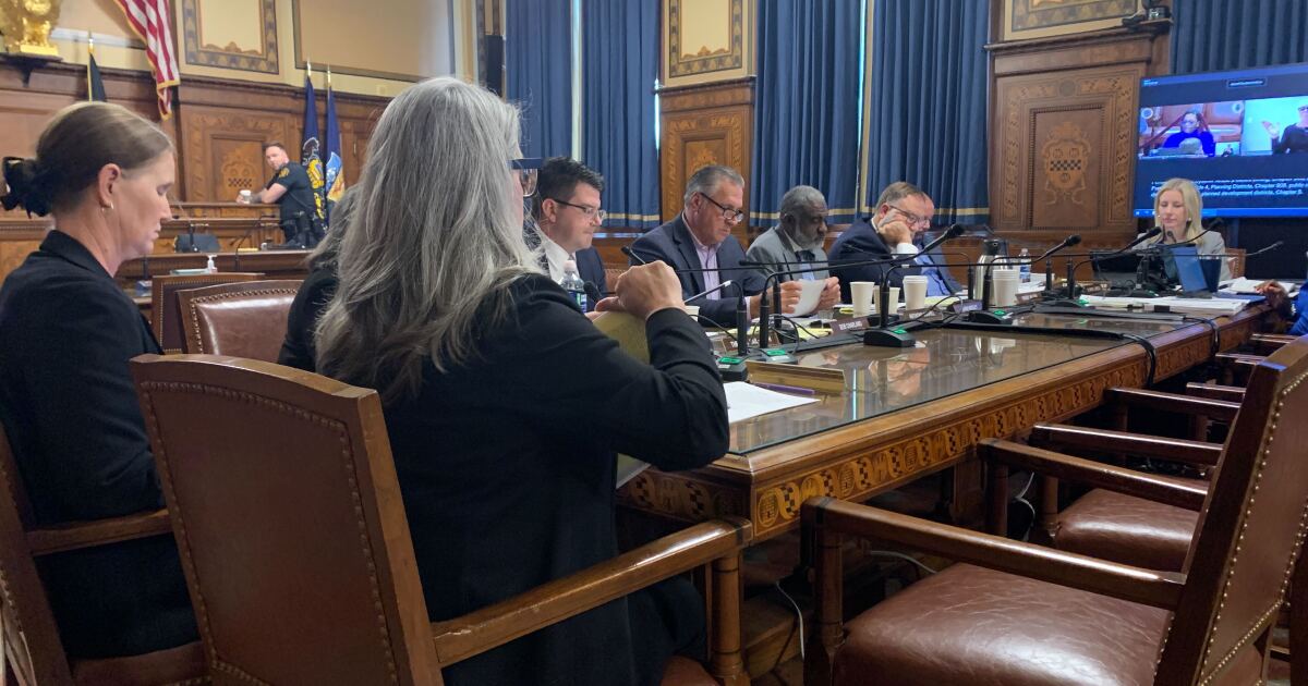 피츠버그 시의회가 제안된 정책을 재작성하기로 투표함에 따라 포함 구역화 논쟁이 격화되고 있습니다.