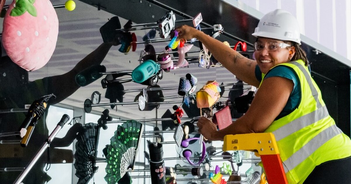 현대화 된 피츠버그 공항 터미널은 예술 구약과 새로운 것으로 가득 찬