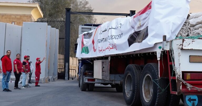 휴전으로 2년간의 전쟁이 끝날 것이라는 희망이 생기자 가자 지구에서 구호 활동이 강화되기 시작했습니다.
    


