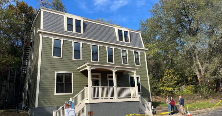 August Wilson의 한때 Hazelwood 거주지가 재활되어 저렴한 주택으로 바뀌었습니다.
    


