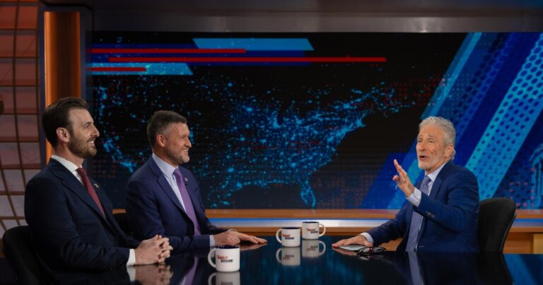 'Daily Show'에서 Western Pa.의 Deluzio는 상원 민주당 폐쇄 투표를 '약함'이라고 부릅니다.
    


