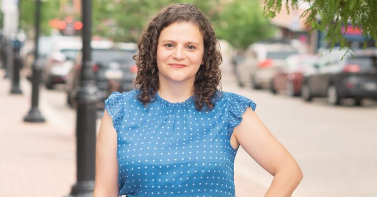 Dormont 공식 Jennifer Mazzocco는 42nd House District 스페셜에서 Miller를 대체하기 위해 입찰을 시작했습니다.
    


