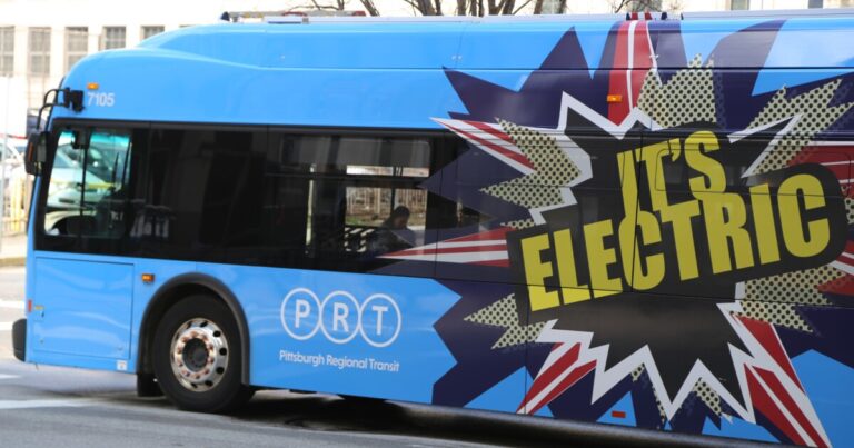 Pittsburgh Regional Transit은 예산 상충관계로 인해 여러 자본 프로젝트에 제동을 걸었습니다.
    


