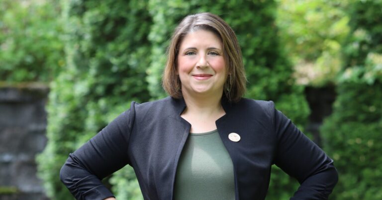 USC 민주당 의장 Alliyson Feldmann은 Dan Miller를 대체하기 위해 42번째 하원 선거구 의석을 모색합니다. 
    


