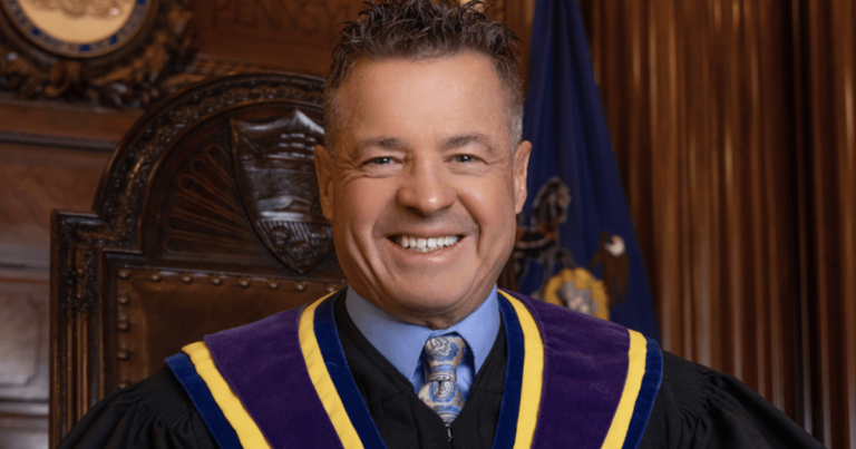 Wecht는 Pa. 대법원 유보 투표 전에 자신의 주장을 내놓았습니다. '법을 적용하는 것은 우리의 일입니다'
    


