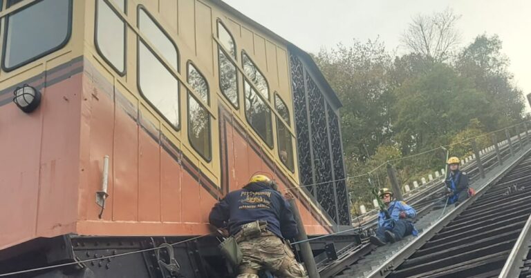 고장으로 인해 승객 27명이 발이 묶인 후 PRT는 원인 조사를 위해 머논가헬라 인클라인(Monongahela Incline)을 폐쇄합니다.
    


