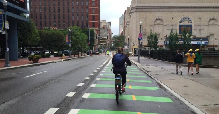 교통사고 사망자를 없애려는 피츠버그의 노력은 인프라 재설계를 통해 계속됩니다.
    


