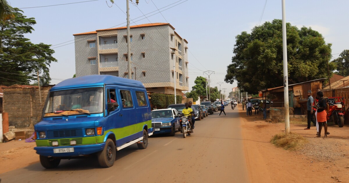 기니비사우의 군인들이 국영 TV에서 정부 인수를 발표했습니다.