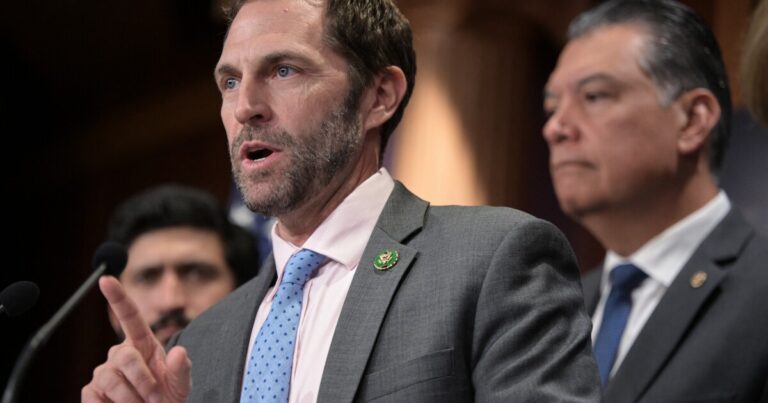 '나는 겁먹지 않을 것': 크로우 의원, 트럼프의 선동 위협에 대응
    


