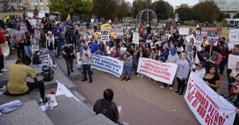 노스캐롤라이나 이민 단속으로 인해 더럼 공립학교 출석률이 코로나 수준으로 떨어졌습니다.
    


