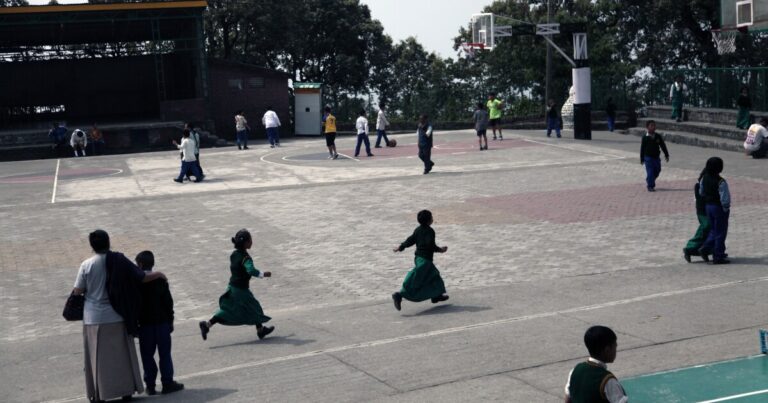 달라이 라마는 인도에 망명한 티베트 수도를 세웠습니다. 줄어들고 있어요
    


