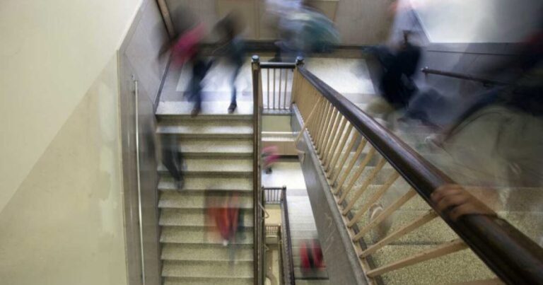 민주당이 파인-리치랜드와 펜실베니아 전역에서 교육위원회 선거를 휩쓸었습니다.
    


