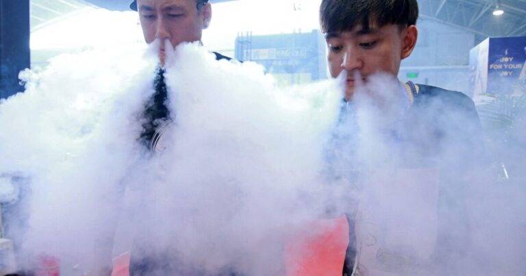 베이핑이 사람들이 담배를 끊는 데 도움이 될 수 있나요? 금연 옹호론자들은 크게 분열되어 있습니다
    


