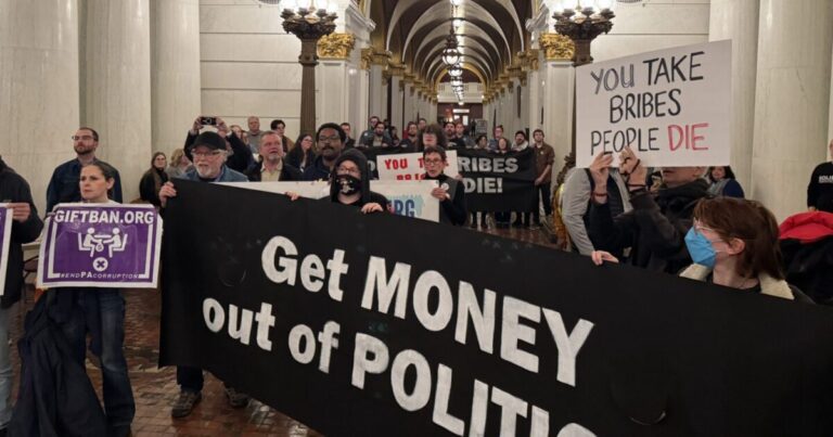 시위대, 펜실베니아 국회 의사당으로 이동, 국회의원에 대한 선물 금지 요구
    


