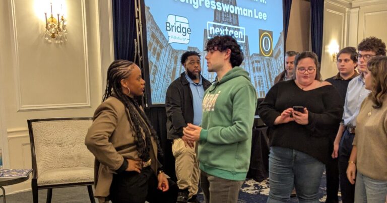 시청에서 Summer Lee는 민주주의가 실패할 수 있으며 이를 구하기 위해서는 희생이 필요할 것이라고 말했습니다.
    


