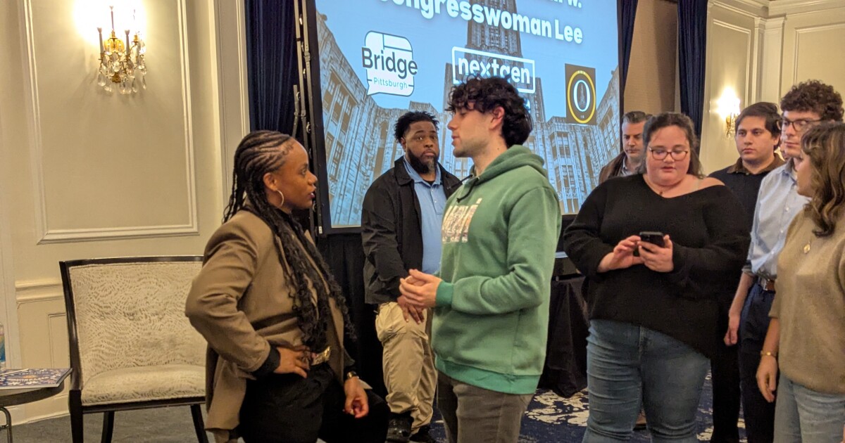 시청에서 Summer Lee는 민주주의가 실패할 수 있으며 이를 구하기 위해서는 희생이 필요할 것이라고 말했습니다.