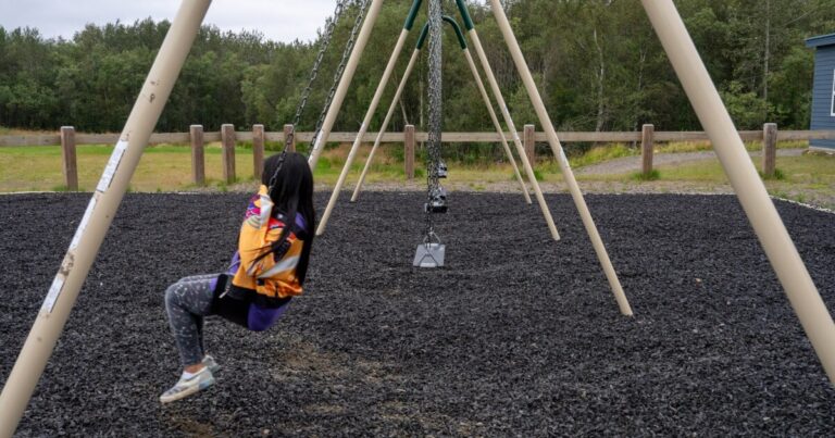알래스카에는 수십 개의 무너져가는 학교가 있습니다. 자금이 부족한 지역이 이를 수행하기를 원합니다.
    


