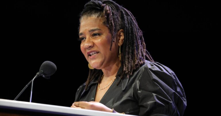 예술가들은 '자유의 몰락' 동안 문화적 압박에 반응합니다.
    


