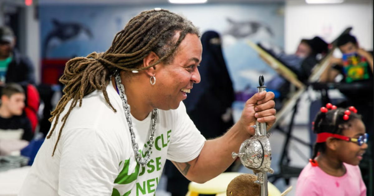 재활용의 리듬: 필라델피아 출신의 마스터 뮤지션이 쓰레기에서 악기를 만드는 방법