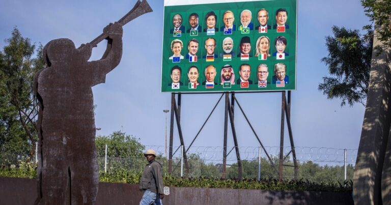 저명한 아프리카너들이 '볼모'가 되기를 거부하고 남아프리카공화국에 대한 트럼프의 주장에 반격
    


