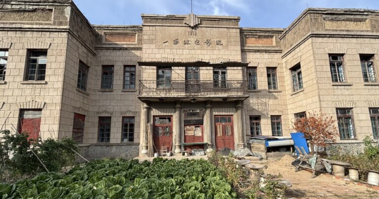 중국 북동부의 한 마을은 2010년 이후 3분의 1로 줄어들었습니다. 한 가족의 이야기는 다음과 같습니다.
    


