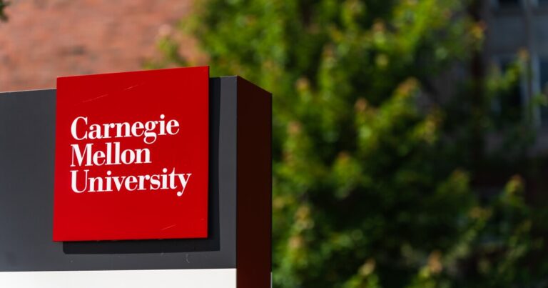 카네기 멜론 교수 Zico Kolter는 안전하지 않은 AI 릴리스를 중단할 수 있는 OpenAI 안전 패널을 이끌고 있습니다. 
    


