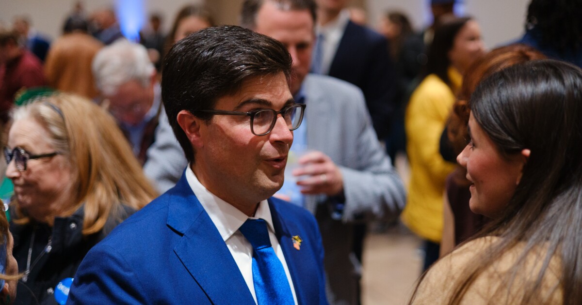 코리 오코너(Corey O'Connor)가 시장 인수의 첫 단계를 밟고 댄 길먼(Dan Gilman)을 비서실장으로 임명합니다.