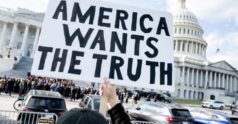 트럼프가 엡스타인 파일에 대한 입장을 바꿨다. 그리고 미국은 베네수엘라에 대한 압박을 강화하고 있다.
    


