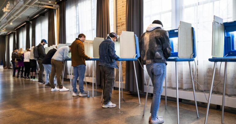 트럼프가 중간고사에 어떻게 개입할 수 있었나? 투표 관계자들이 보고 있는 내용은 다음과 같습니다.
    


