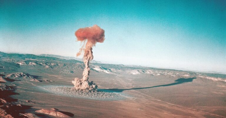 트럼프는 핵실험을 재개하고 싶다고 말했다. 이것이 의미하는 바는 다음과 같습니다.
    


