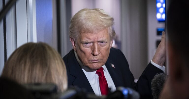 트럼프와 다른 사람들에 대한 조지아 선거 개입 소송은 기각되었습니다
    


