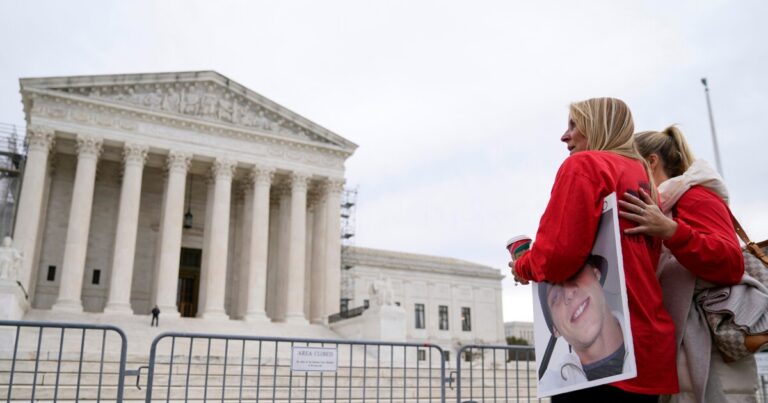 판사는 OxyContin 제조업체인 Purdue 및 Sackler 가족과의 오피오이드 합의를 승인할 것이라고 말했습니다.
    


