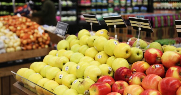 판사들은 트럼프 행정부에 폐쇄 기간 동안 SNAP 지급을 위해 비상 자금을 사용하라고 명령했습니다. 
    


